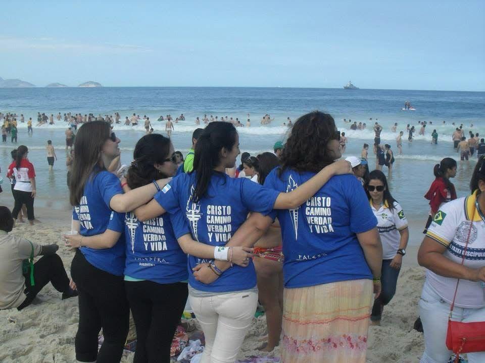 CON EL MAR COMO TELÓN. Las jóvenes en la playa de Río durante JMJ de 2013. / ARCHIVO