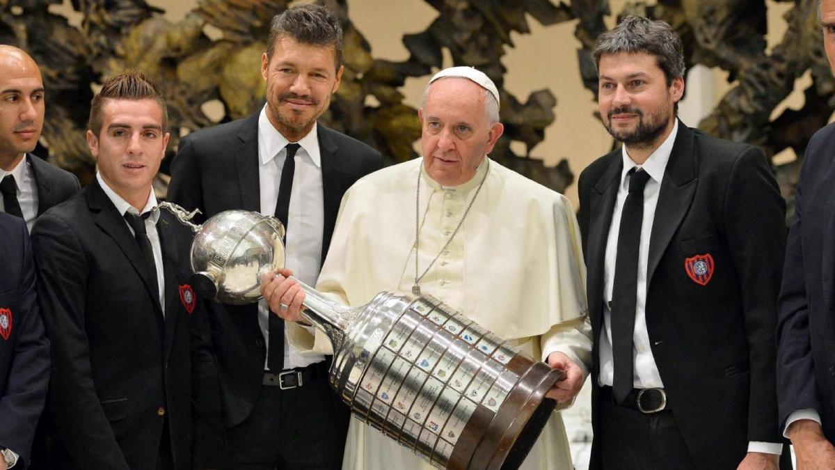 CON LA COPA. El papa Francisco recibió a la delegación de San Lorenzo, tras su consagración en la Libertadores.