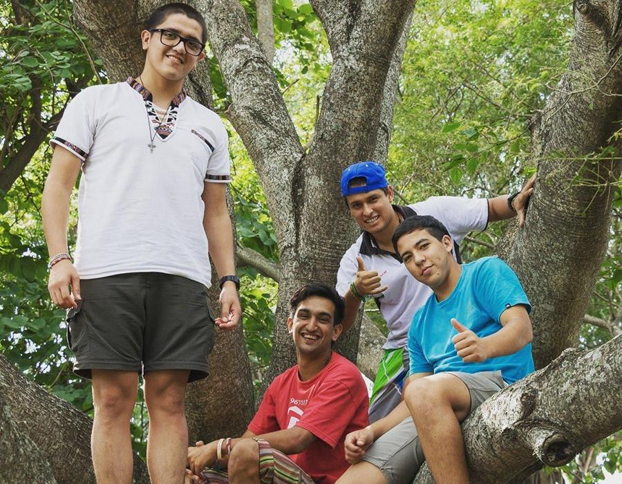 CON SUS AMIGOS. Lo que destaca de Francisco es su poder de incluir a todos a la Iglesia. / GENTILEZA EFRAÍN ARLATI