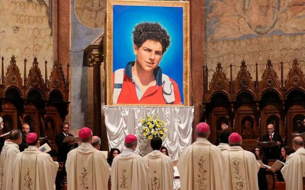 JUVENTUD Y ESPIRITUALIDAD. Carlo Acutis fue beatificado en Asís y es considerado el primer “influencer santo” por su uso de internet para evangelizar y ayudar a los demás.