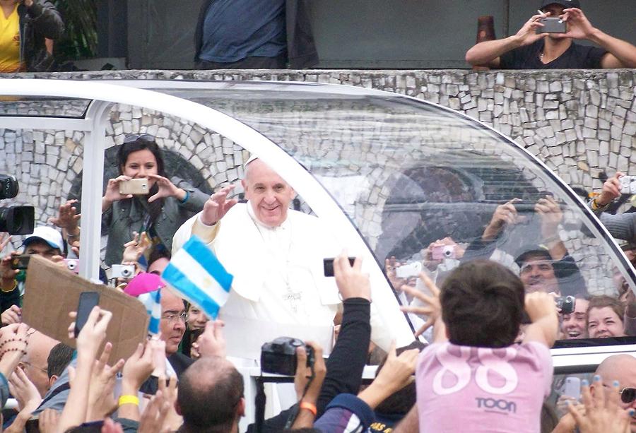 UNA IMAGEN GRABADA. El Papa Francisco le sonrió a Efraín en medio de una multitud de gritos. / GENTILEZA EFRAÍN ARLATI