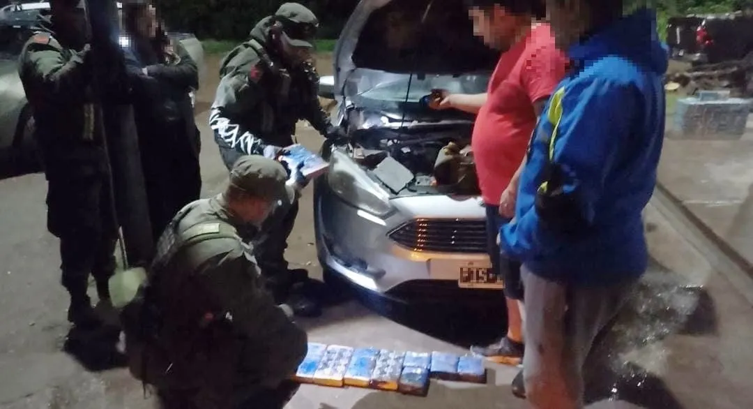 Pareja viajaba con sus dos hijos menores edad en un auto envainado con 26 kilos de cocaína