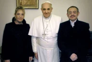 Cómo fue el emotivo encuentro entre el papa Francisco y un hombre trans