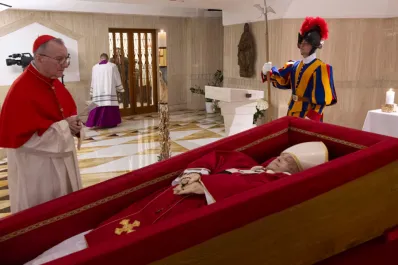 Qué significa la capa y el manto que viste el Papa en su funeral