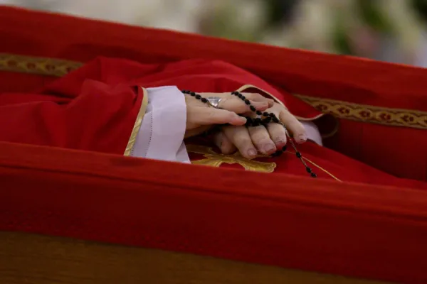 Cómo se prepara el cuerpo del Papa para el velorio y entierro