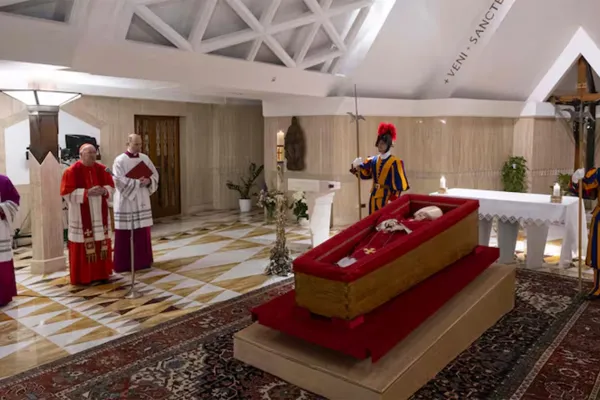 El Vaticano publicó las primeras fotos de Francisco en su féretro