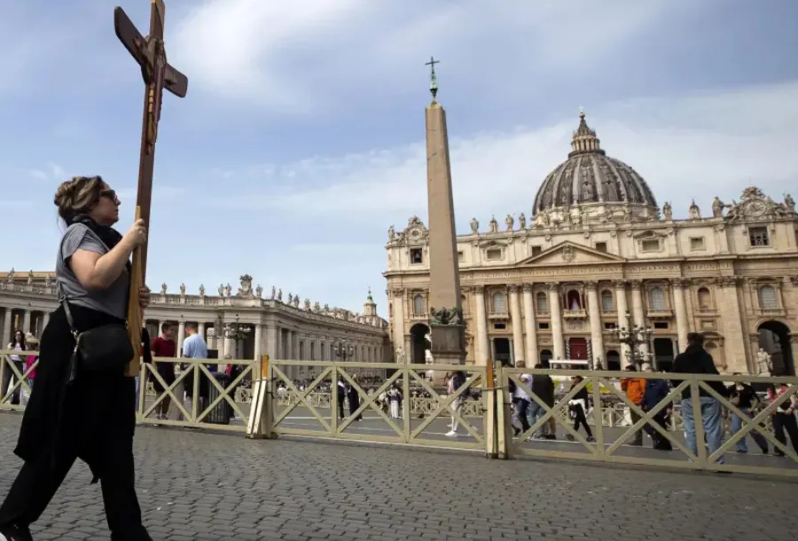 Por qué se cubren las campanas y se bajan las banderas en el Vaticano tras la muerte del Papa