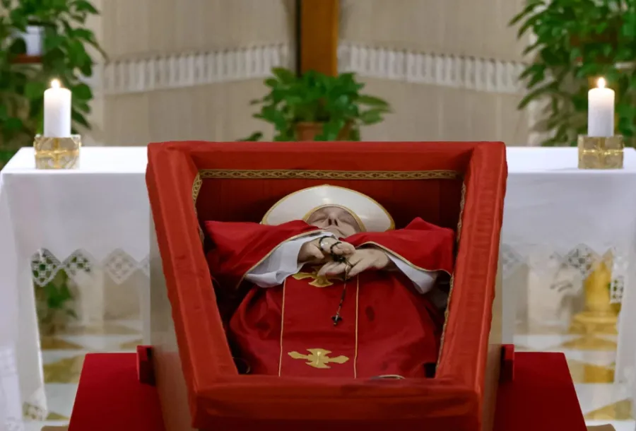 Quién y cómo se organiza el funeral del Papa