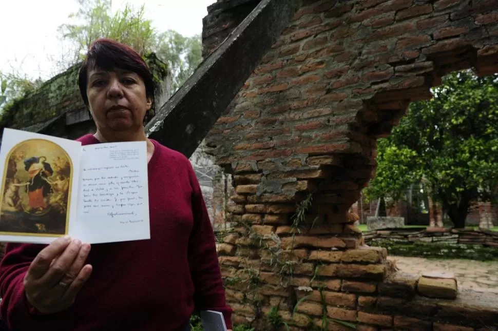 PUÑO Y LETRA. Las postales que envió el entonces cardenal a Norma.