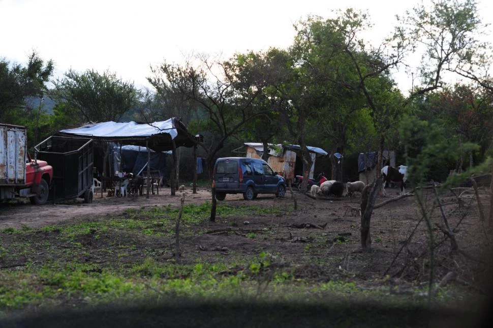 SORPRESA Y MEDIA. De la noche a la mañana, sobre la vera de la ruta 312, se instalaron dos precarias casillas. 