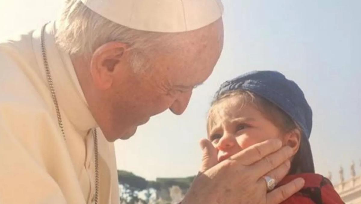 AMIGO DE LOS NIÑOS. Los más pequeños siempre pudieron acercarse al Sumo Pontífice, 