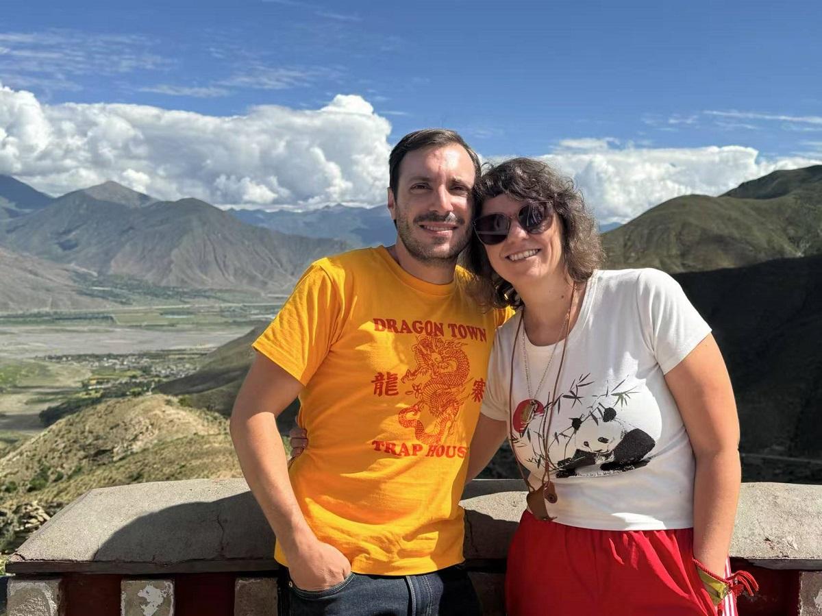 Retratar una ciudad que nunca se detiene: entrevista con Lucila Carzoglio y Salvador Marinaro, autores de la nueva Guía de Shanghái en español