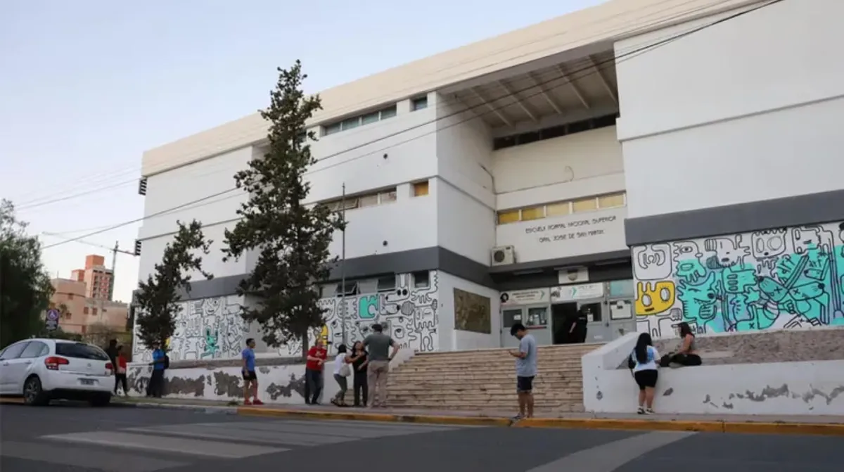 El brutal ataque se produjo en una escuela primaria de la provincia de Neuquén. (Foto: gentileza LM Neuquen).
