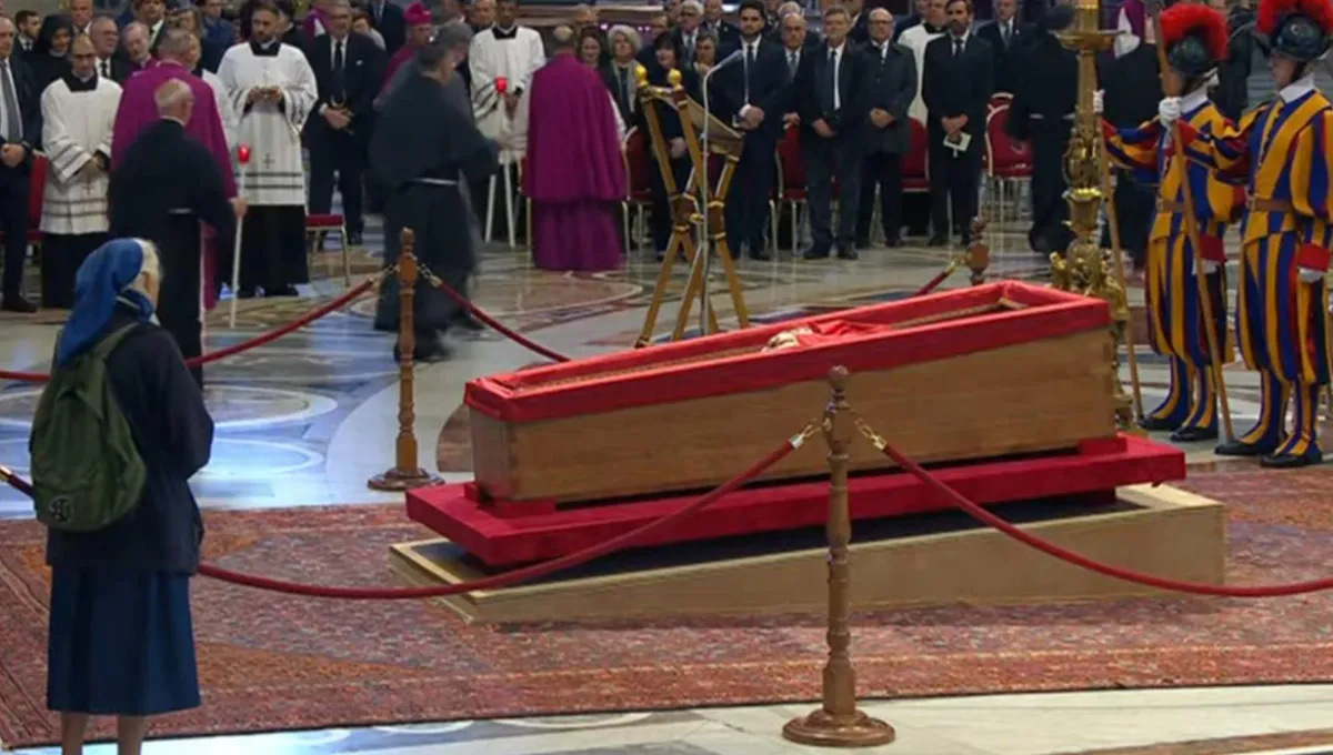 El gesto que emocionó al mundo: quién es la monja que rompió el protocolo para despedir al papa Francisco