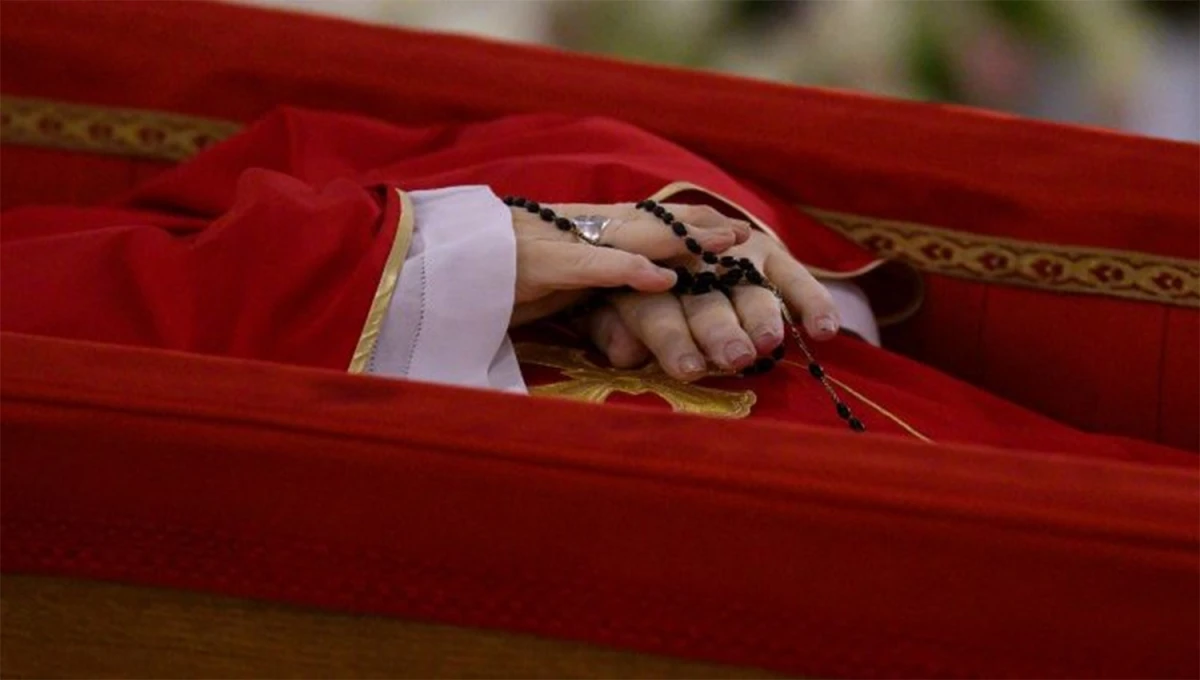 ABIERTO. El cajón con los restos del papa Francisco seguirá con la tradición para que los fieles puedan despedirse. 