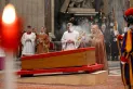 El camarlengo Farrell elevó una oración por el papa Francisco en el traslado a la Basílica de San Pedro