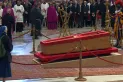 El gesto que emocionó al mundo: quién es la monja que rompió el protocolo para despedir al papa Francisco