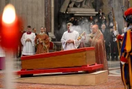 El camarlengo Farrell elevó una oración por el papa Francisco en el traslado a la Basílica de San Pedro