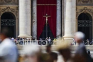 Funeral del papa Francisco: Feligreses traspasan las vallas de seguridad de la Basílica de San Pedro