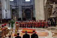 La despedida al papa Francisco: por qué su féretro está a la altura del piso