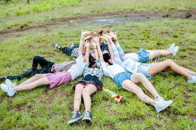 El nuevo deseo de la Generación Z es lograr conexiones reales, según un estudio global