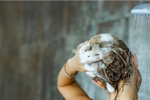 Quizás te lavas mal el pelo y no lo sabes: los errores más comunes