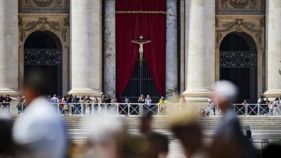 Funeral del papa Francisco: Feligreses traspasan las vallas de seguridad de la Basílica de San Pedro