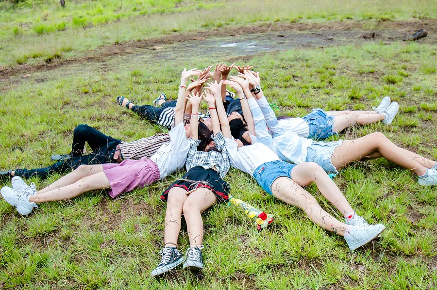 MÁS ALLÁ DEL ALGORITMO. La nueva juventud quiere menos likes y más encuentros reales, mejor si son en la naturaleza. / PEXELS