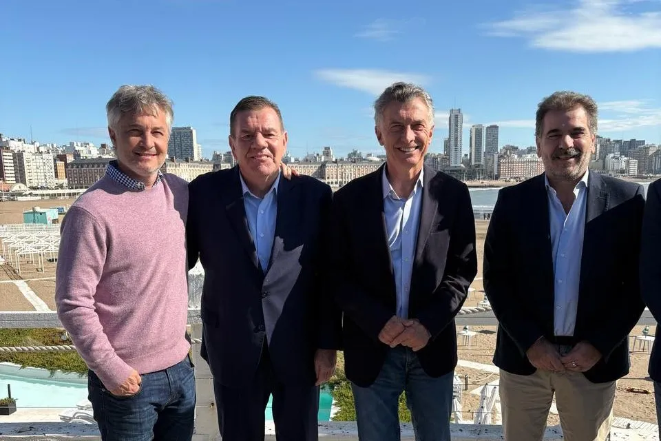 Mauricio Macri, junto con dirigentes del PRO. FOTO X