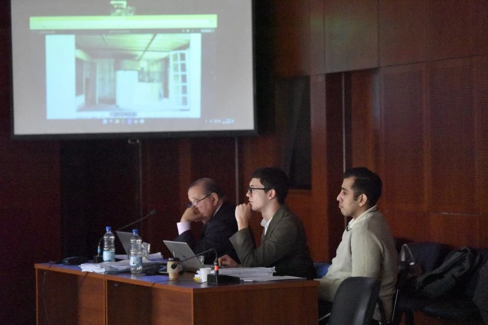 BIEN ATENTO. Leonardo Salomón (de buzo claro) durante un momento de la primera audiencia. la gaceta / foto de analía jaramillo