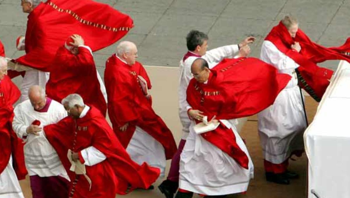 De momias a juicios post mortem: descubrí los momentos más insólitos en la historia de los velorios papales