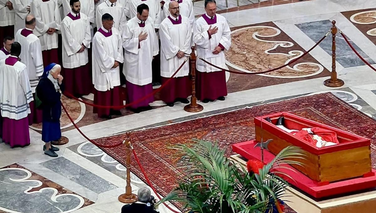 El gesto que emocionó al mundo: quién es la monja que rompió el protocolo para despedir al papa Francisco