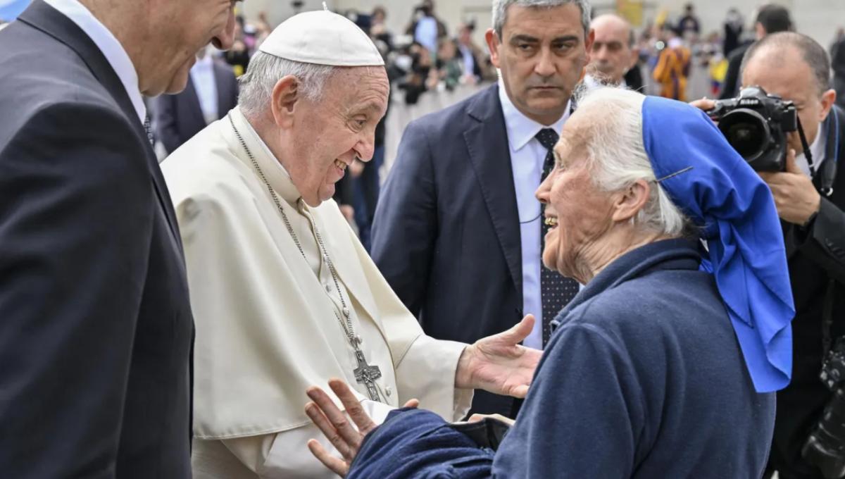 El gesto que emocionó al mundo: quién es la monja que rompió el protocolo para despedir al papa Francisco
