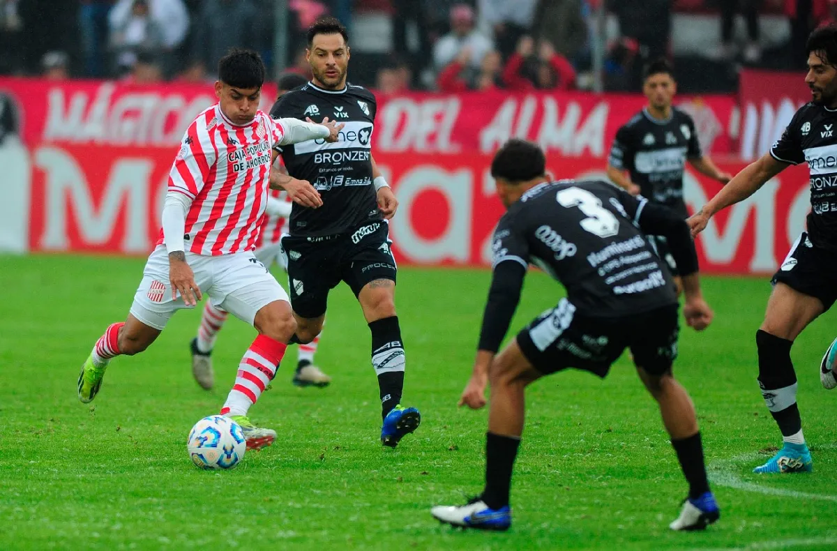 NUEVA POSICIÓN. En el empate contra All Boys, Juan Cruz Esquivel dejó su rol de extremo y aprovechó los espacios en el centro para rematar de media distancia.