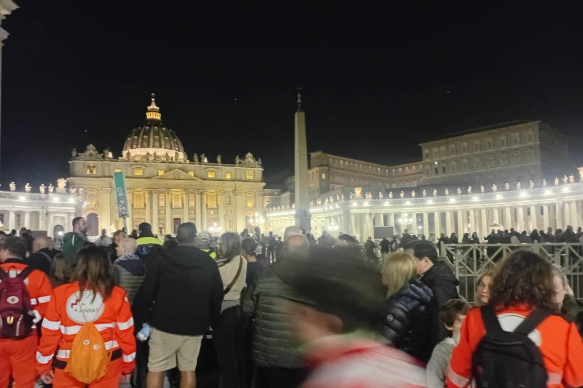 LARGAS FILAS PARA DESPEDIR AL PAPA. Esperan que hasta la medianoche puedan entrar los miles que aguardan.