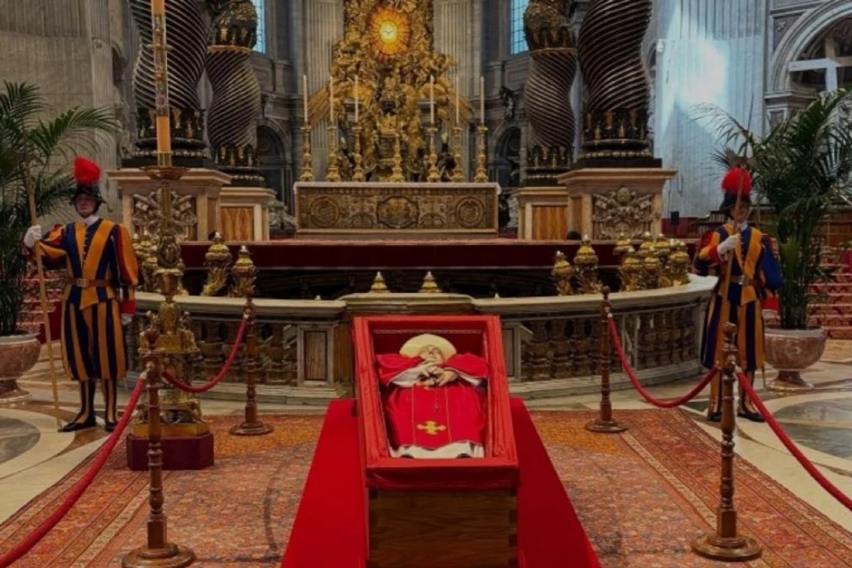 Último adiós al papa Francisco. FOTO X @catolicos_es
