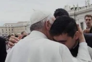 La historia de Francisco y un cura tucumano: una bendición, un abrazo y una promesa al oído
