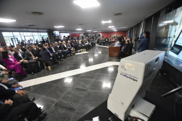 Tucumán busca un nuevo método de votación entre modelos digitales