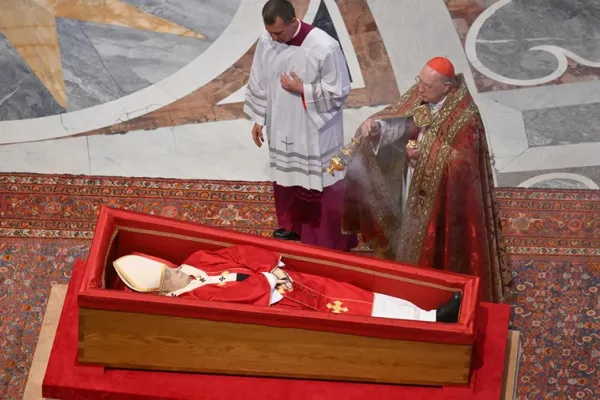 El cuerpo del papa Francisco no fue embalsamado: qué técnica se usó para conservarlo