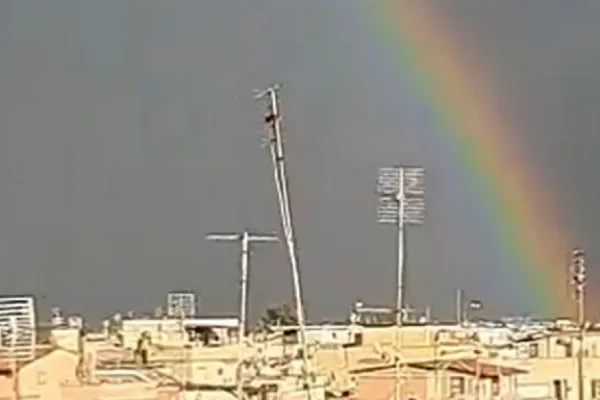 Cuando Roma lloraba, el cielo respondió con un arco iris para el papa Francisco