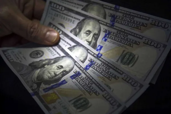 Nueva suba del dólar oficial: quedó a un paso de los $1.200 en el Banco Nación