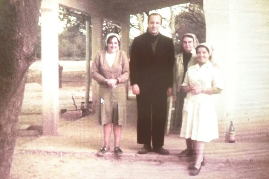 Jorge Mario Bergoglio visitó el monte santiagueño en 1975; en la imagen aparecen tres hermanas domínicas provenientes de España.