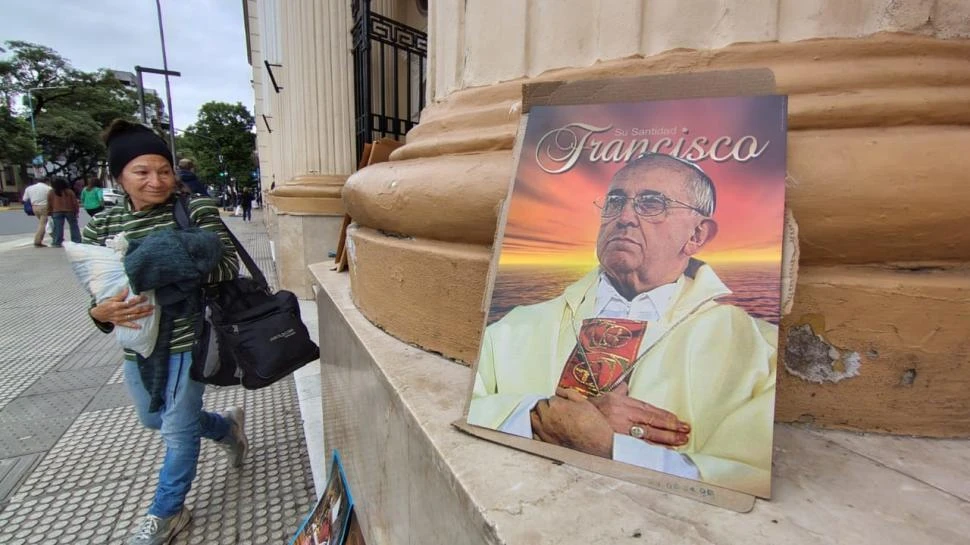 RECUERDOS. Desde el lunes, los tributos al pontífice se multiplican.