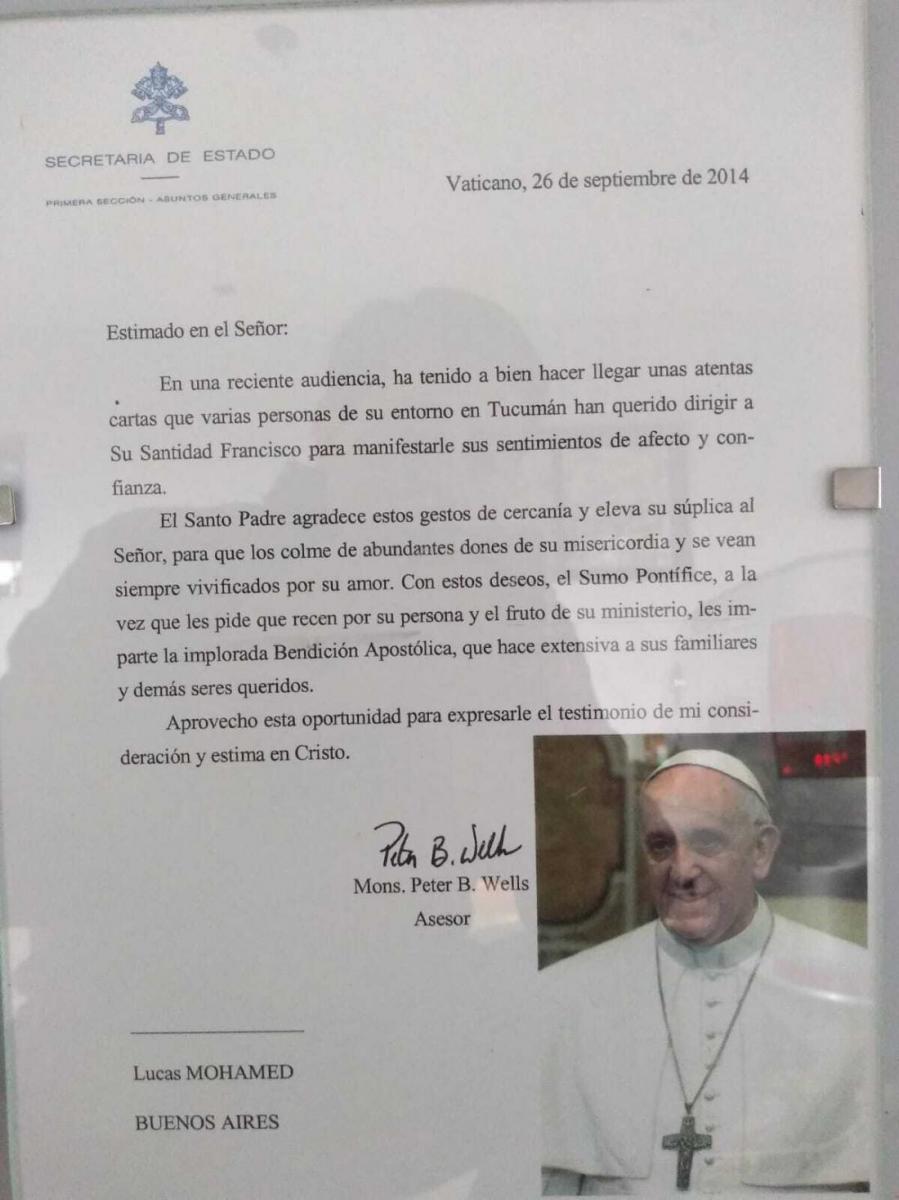 Un papa listo para la Fórmula 1: la historia de dos pilotos tucumanos que conocieron a Francisco y le regalaron un buzo antiflama