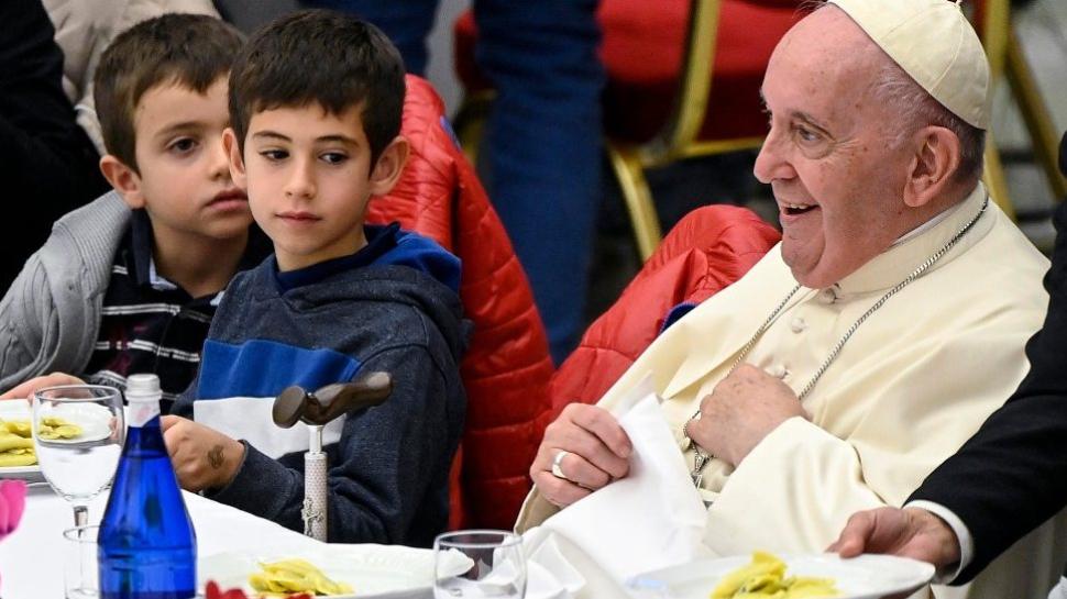 Las tres anécdotas más humanas del papa Francisco: fútbol, mates y humildad