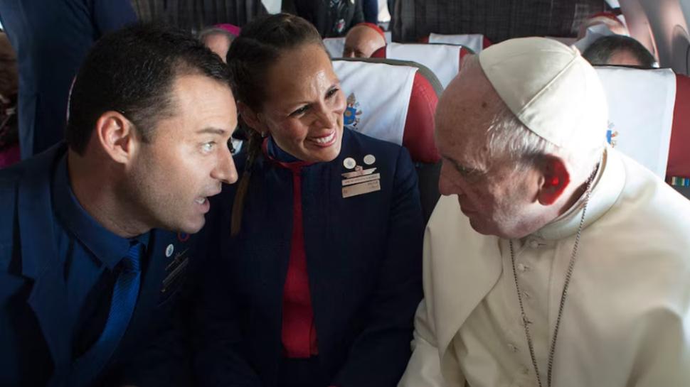 “Yo los caso aquí y ahora”: la emotiva boda que Francisco celebró a 10.000 metros de altura