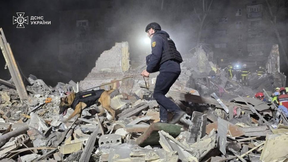 EN RUINAS. Los socorristas buscan sobrevivientes entre los escombros.