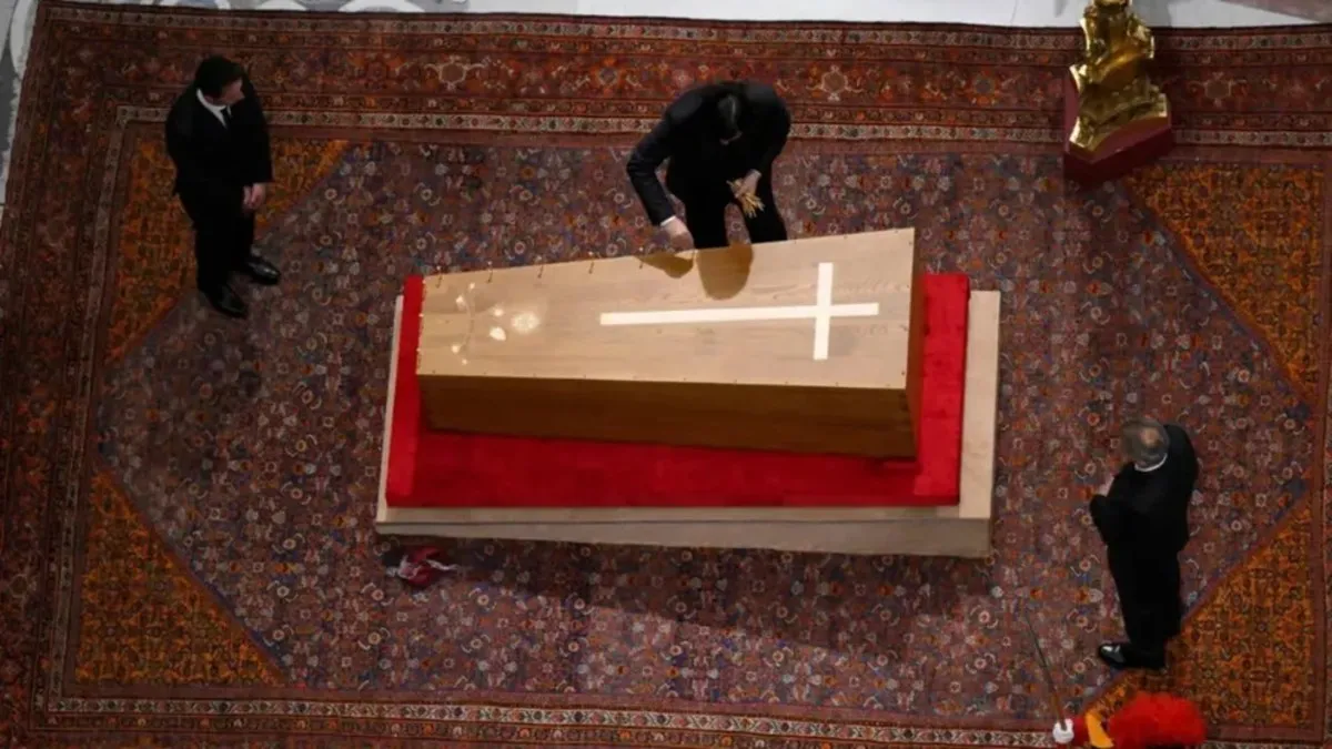 El Vaticano selló el féretro del Papa y este sábado será despedido en un histórico funeral de Estado