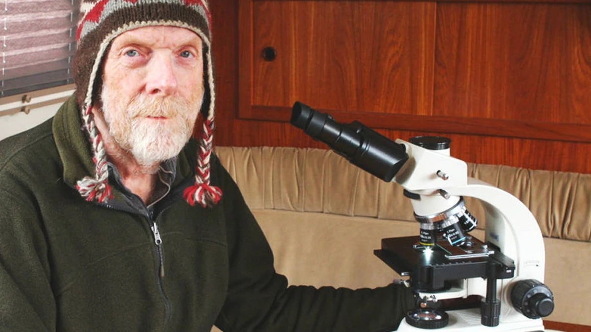 AUTODIDACTA. Paul Lutus creó uno de los primeros procesadores de texto de Apple desde una cabaña en el bosque, sin haber estudiado programación ni tener electricidad.