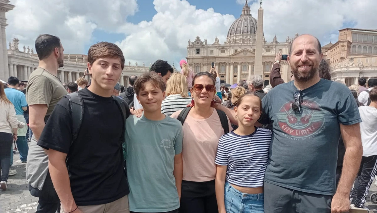 EN FAMILIA. Los López son de La Plata y dijeron presente en la plaza de San Pedro.